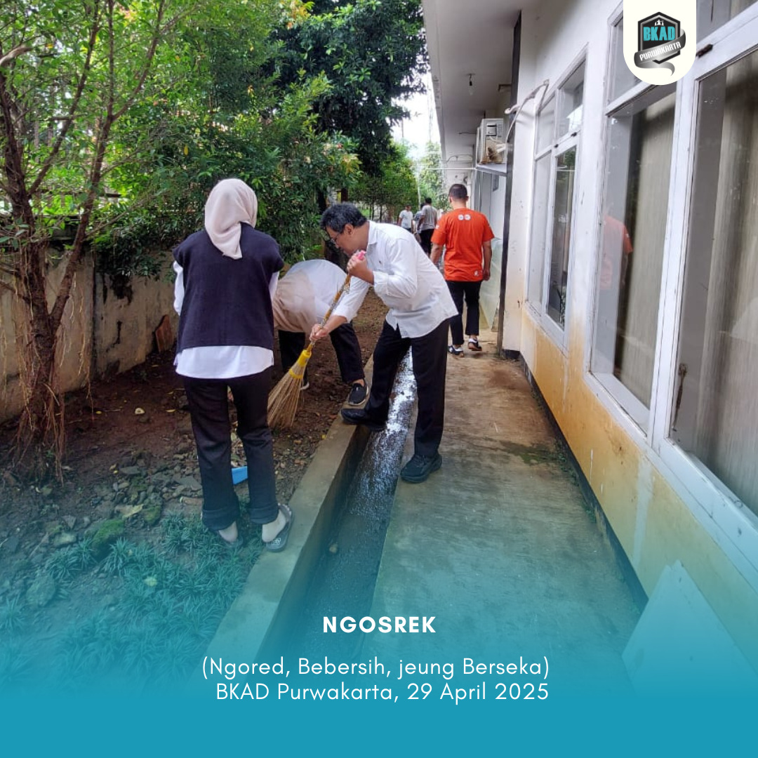 Kegiatan Ngosrek di halaman kantor BKAD Purwakarta